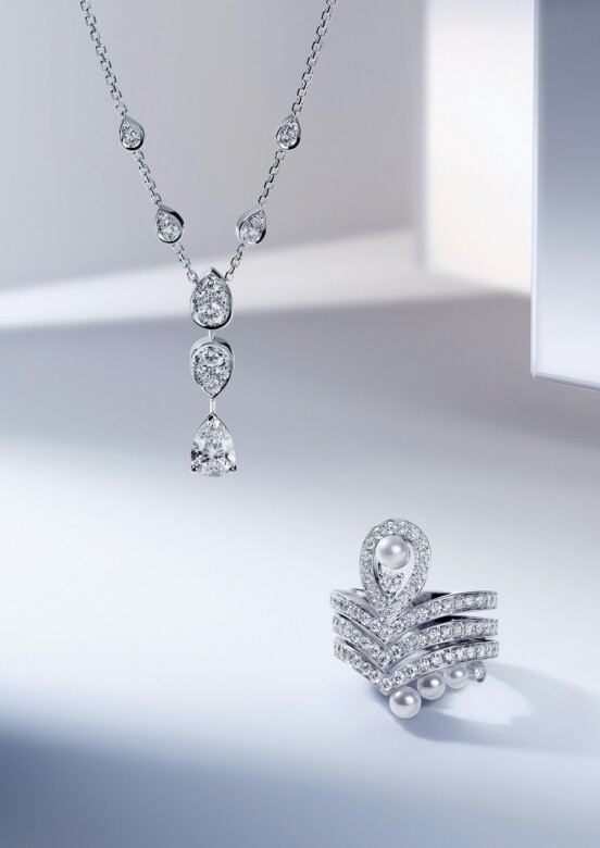 Joséphine Ronde d’Aigrettes系列以梨形切割寶石組構而成的華麗珠寶設計，巧妙地展現