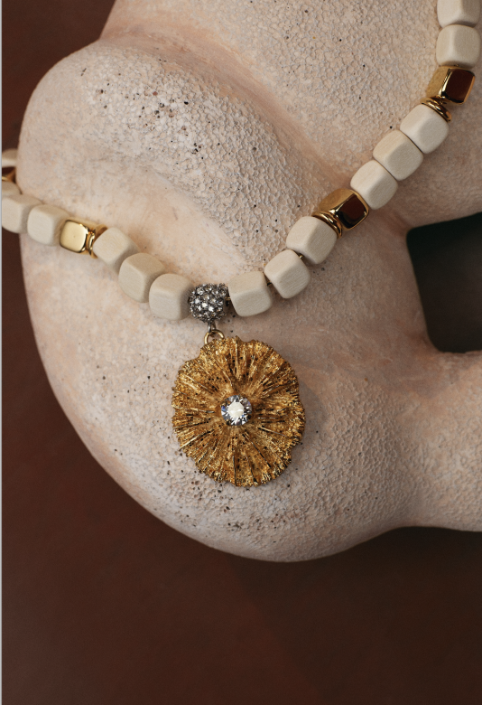 從「Femininities」硬幣頸鏈、牙形吊墜、復古耳環以至相襯的錘紋手鐲，奪目的首飾及金