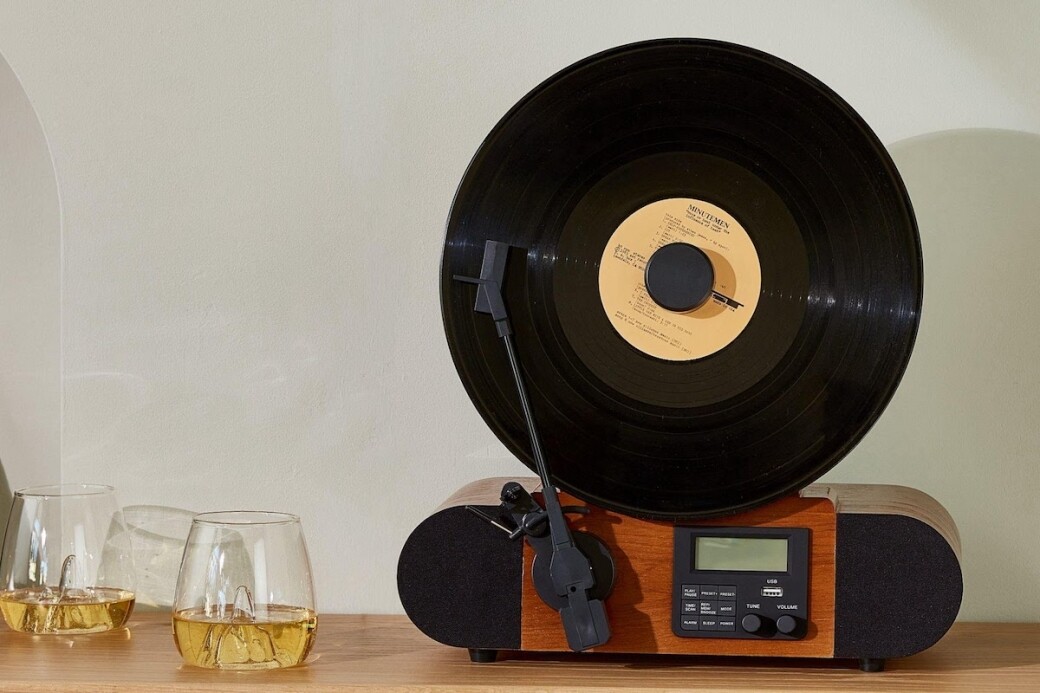 此高性能的垂直播放唱盤（$1,980)採用復古設計，外殼由原木製成，帶來超視