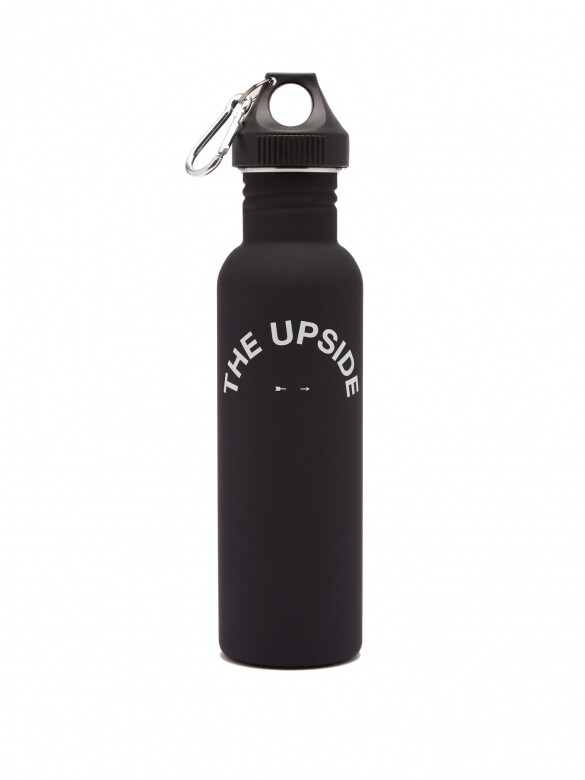 這款The Upside黑色時尚水瓶由不銹鋼製成，附有可拆卸的金屬夾，並飾有該品