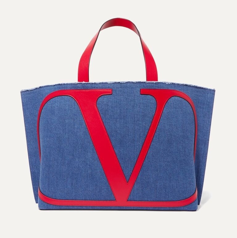 鮮紅色的V字Logo與手抱與藍色手袋形成對比，十分搶眼。