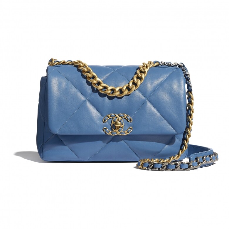 Chanel 19皮革鏈袋，優雅大方的柔軟湖水藍色羊皮鏈袋結合雙C釦，表現出從