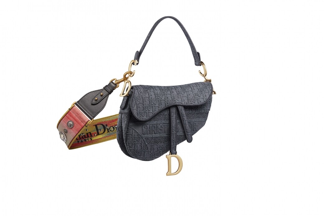 以復古Dior圖案帆布縫製成的Saddle手袋更有懷舊魅力，也呼應如ogomania的風潮，配