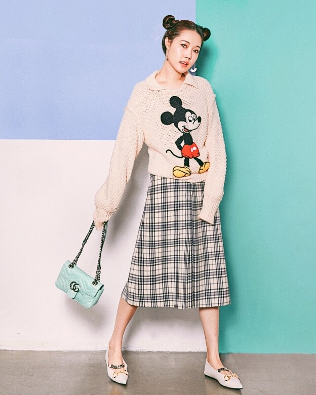 中韓混血Sue Chang以一身可愛造型來突顯粉綠色GG Marmont小型肩揹袋的美感，其