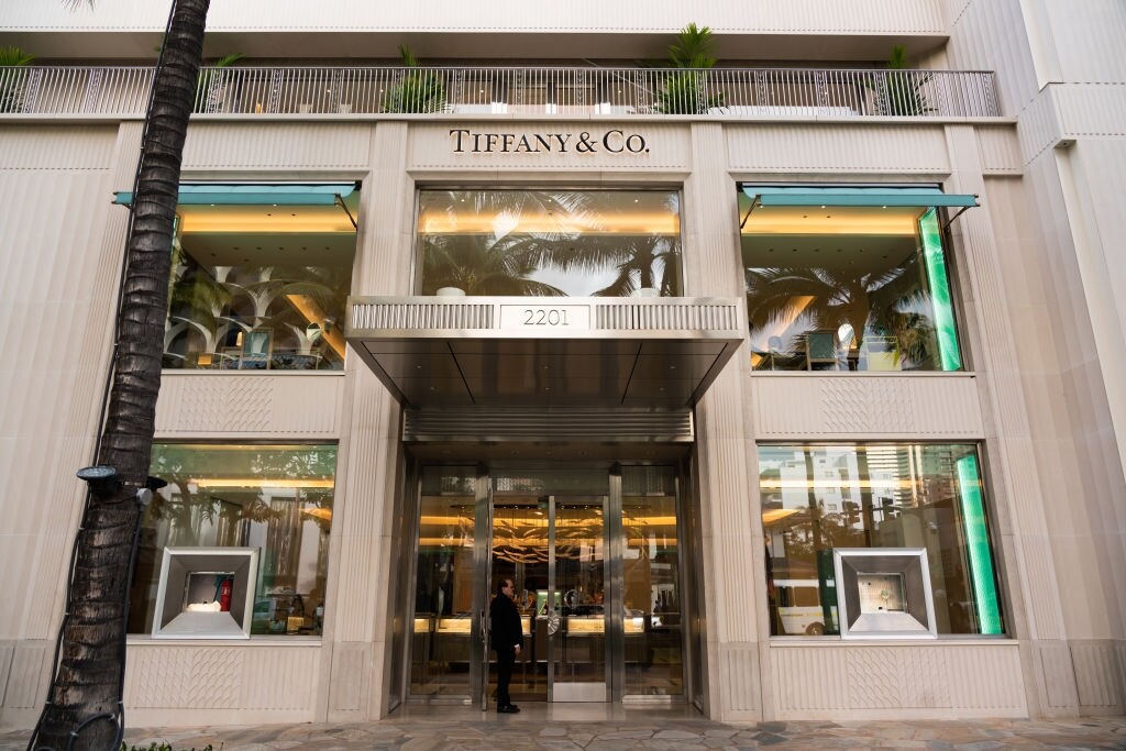 珠寶品牌Tiffany & Co.宣布捐出100萬美元作救災工作，75萬美元則捐贈至世界衛
