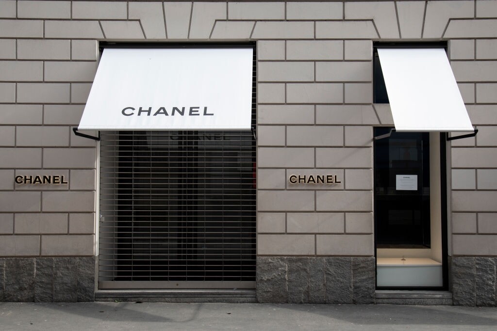 Chanel不但承諾生產多達50,000個口罩與保護衣予法國的醫護人員、警察及其