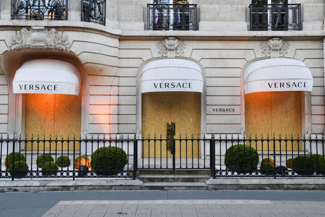 在米蘭，品牌Versace也將捐贈總計50萬美元，以支持當地應對疫情大流行的努