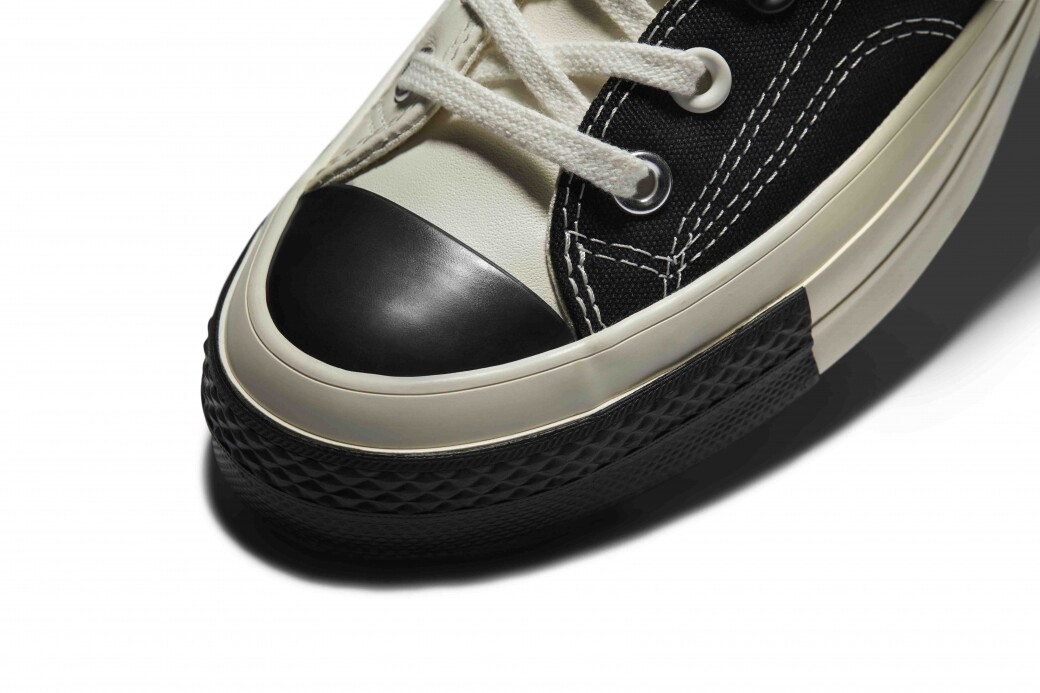 Converse Rivals系列Taylor All Star 1970黑白款，鞋頭採用黑色滑面皮革，搭配奶油鞋底，更凸顯