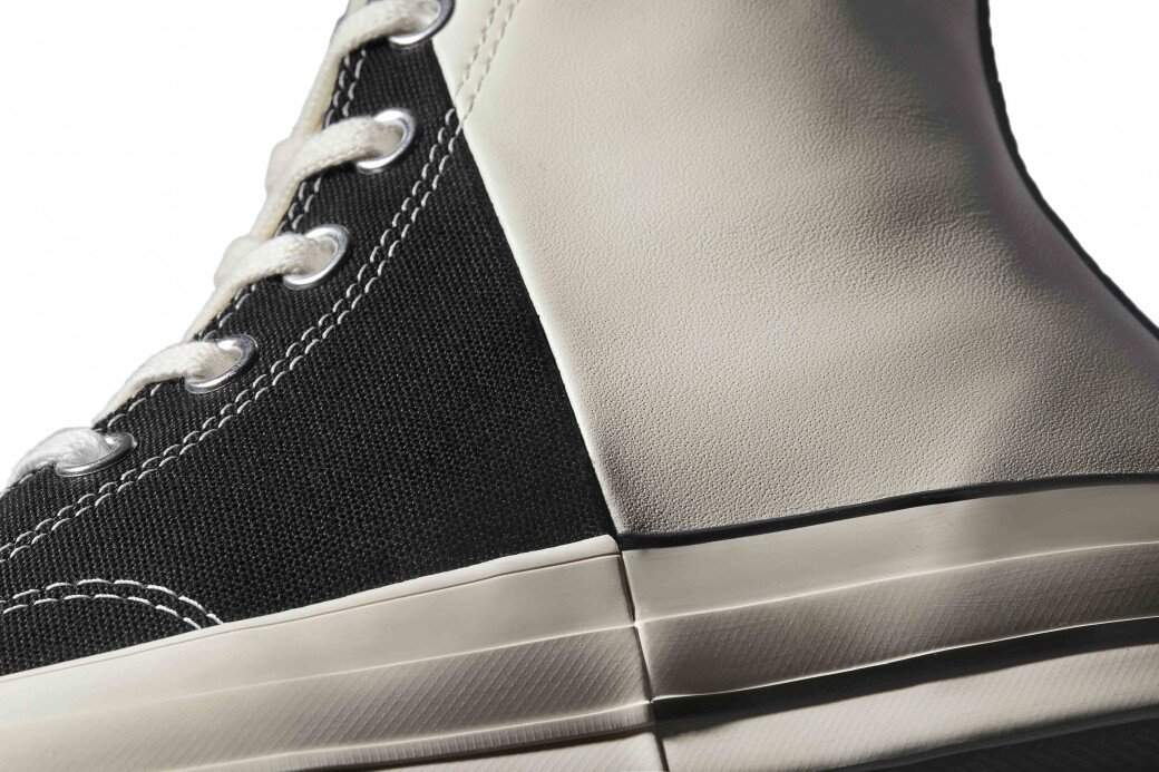鞋身以純白皮革配上黑色帆布，仔細看鞋底的線條，也有拼接細節。