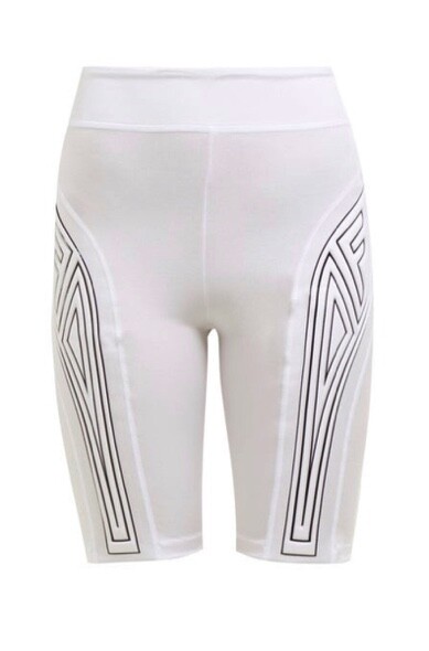 Fendi的出品較重設計感，在褲頭兩側飾F字與黑色線條，能起修飾大腿作用