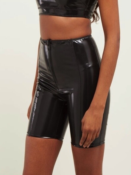 仿漆皮的PVC單車褲在正中飾拉鏈，型格至上，時尚感大於實用度。 Lisa Marie Fernandez PVC