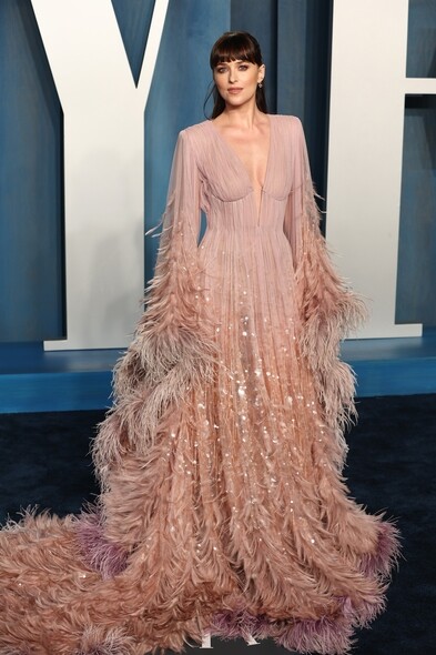 奧斯卡頒獎禮2022的after party上也見到Dakota Johnson的倩影，一身來自Gucci的粉紅色羽毛