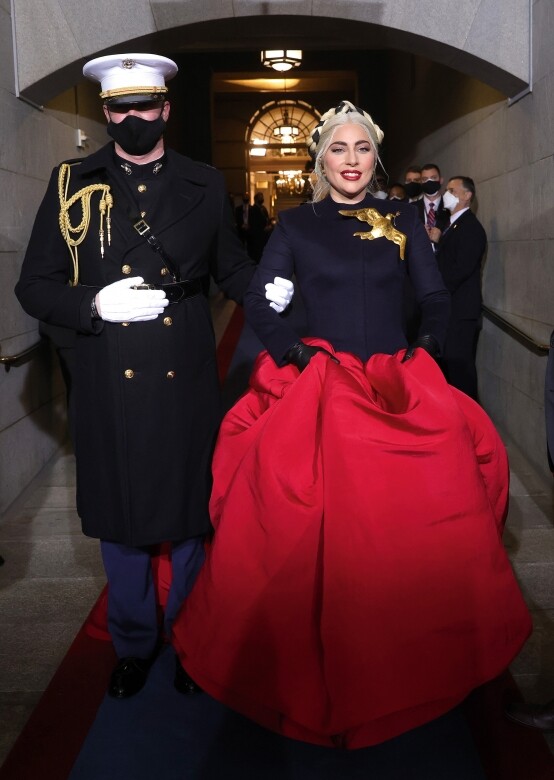 華衣背後Lady Gaga在美國總统拜登的就職典禮上穿的那件紅色拼海軍藍、縫