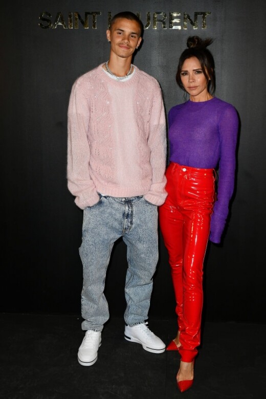 早前與Victoria Beckham兒子Romeo Beckham一同現身Saint Laurent FW22時裝show，畫面很和諧，穿上紫色冷