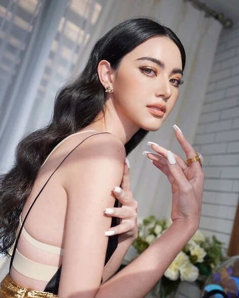 受到不少國際品牌青睞，Davika可謂是擁有最多時尚資源的泰國女星，不論出