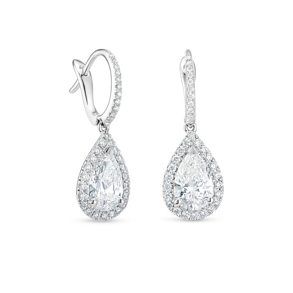 優雅大方的梨形鑽石垂墜式耳環，是引人注目之選，讓你華麗登場。白金梨