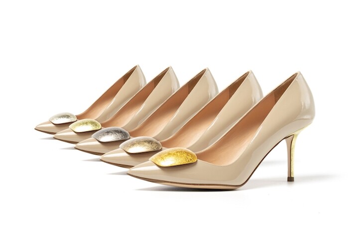 提供5種顏色24K金箔選擇的「Pebble」鞋釦與鞋跟。