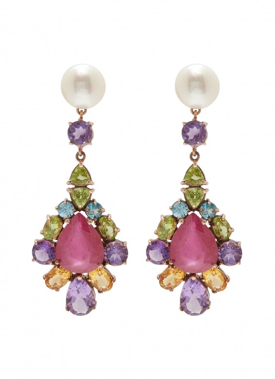 Butler＆Wilson的這些寶石吊式耳環以淡水珍珠為特色，裏面裝有紅寶石，橄欖石，紫