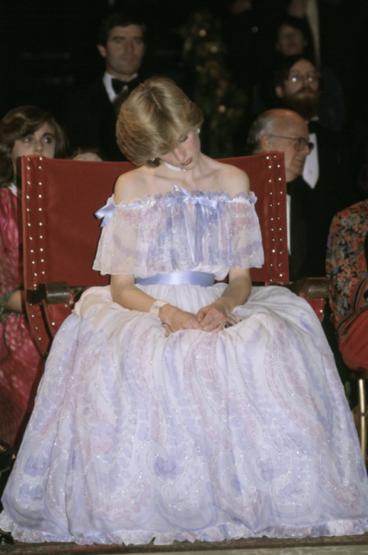 這是戴安娜王妃首次被拍到「不小心睡着」的瞬間！她穿上薰衣草紫露肩禮