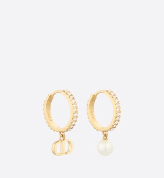 Dior耳環向來都受女生歡迎，這款閃石圈圈耳環，垂吊著CD logo和珍珠，簡約中