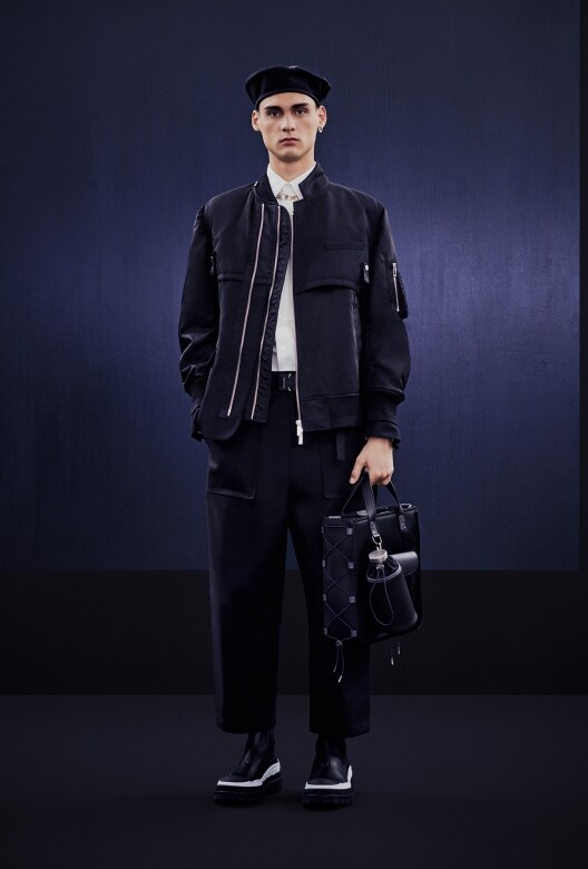 當然少不了阿部千登勢最愛的bomber jacket，Dior Men x Sacai聯名系列的設計的是低調