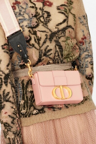 於2019年Dior早秋問世的30 Montaigne手袋，命名由來別具歷史故事性——「30 Montaigne」不僅是現