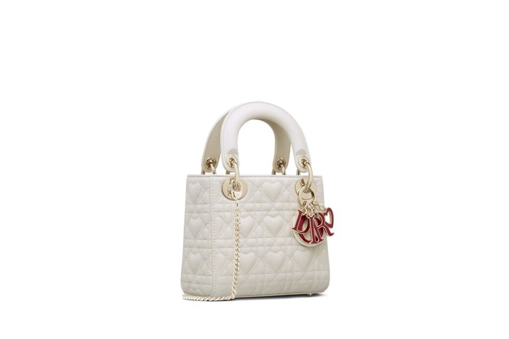 Lady Dior mini白色愛心籐格紋小羊皮鏈帶提袋與愛心琺琅吊飾尺寸:12 x 10 x