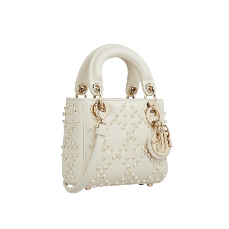 Lady Dior micro白色珠飾小羊皮提袋尺寸: 36.5 x 28 x 17.5cmHKD28,500