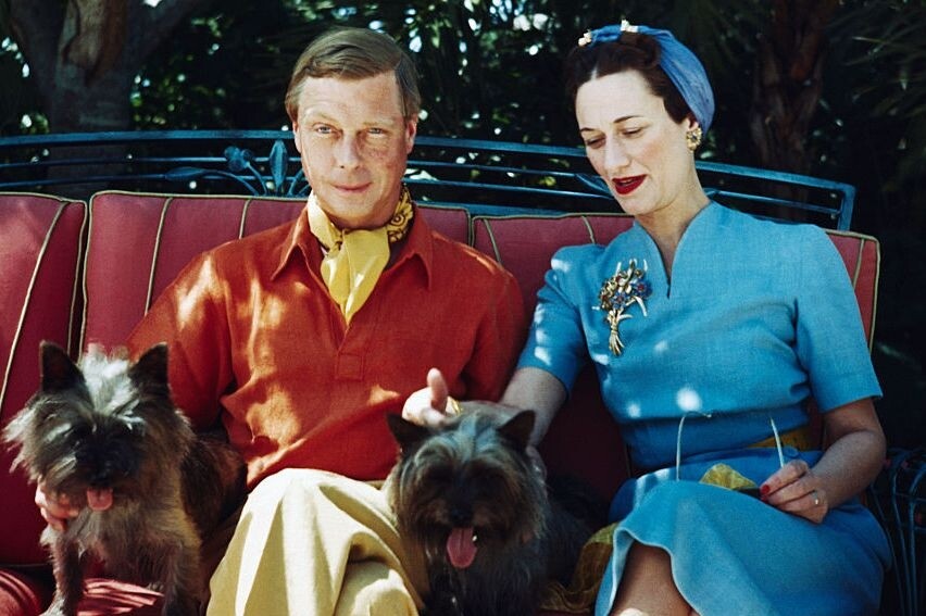 1941年兩人帶著狗狗拍照，華麗絲一如往常穿上了非常吸睛的海藍色套裝
