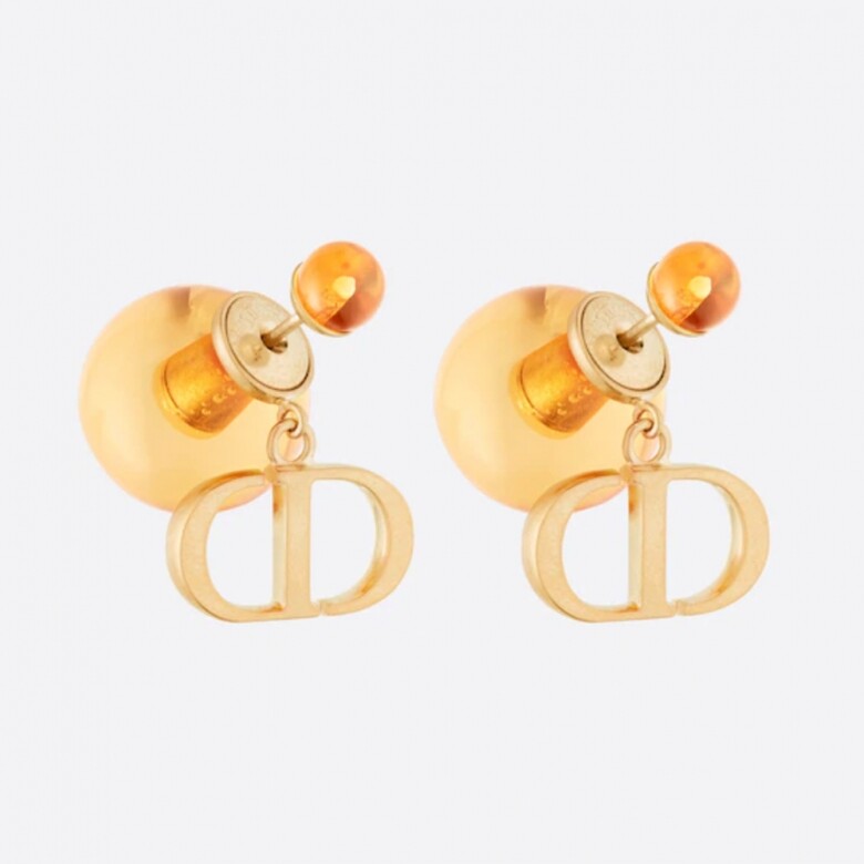 一推出便在網絡瘋狂洗版的Dior Tribales耳環，「CD」標誌後面的的透明珠除了推出