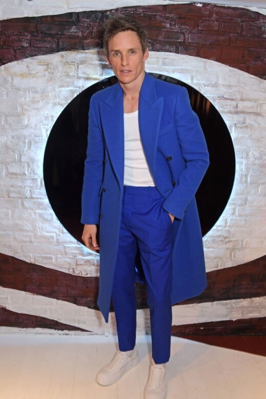 Eddie有嘗試比較搶眼的造型，他挑選明亮的藍色調長版大衣，配搭相近色調