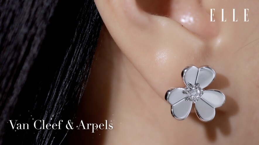 大小適中的Frivole系列花卉耳環，剛剛好點綴在耳珠上，優雅氣質撲面而來。Van