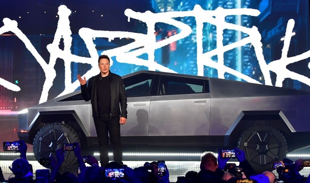 「黑騎士」造型還有更多。2019年美國加州Tesla Design Center內公布全電力驅動的Tesla Cybertruck，Elon