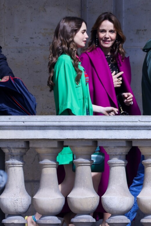 Emily的綠色皮革手袋和整體造型非常配襯，與上司Sylvie（Philippine Leroy-Beaulieu 飾）的桃紅色造