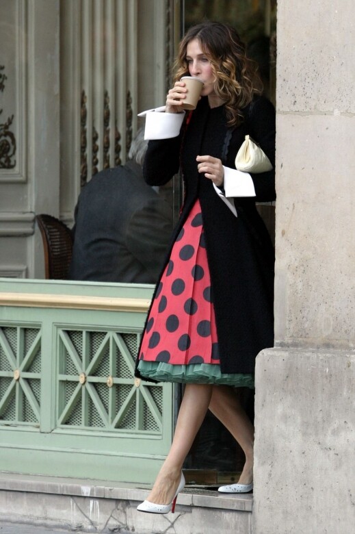 在第六季《Sex and the City》第20集中，Carrie就是穿着這套瓢蟲裝、紅底鞋Christian Louboutin在巴黎