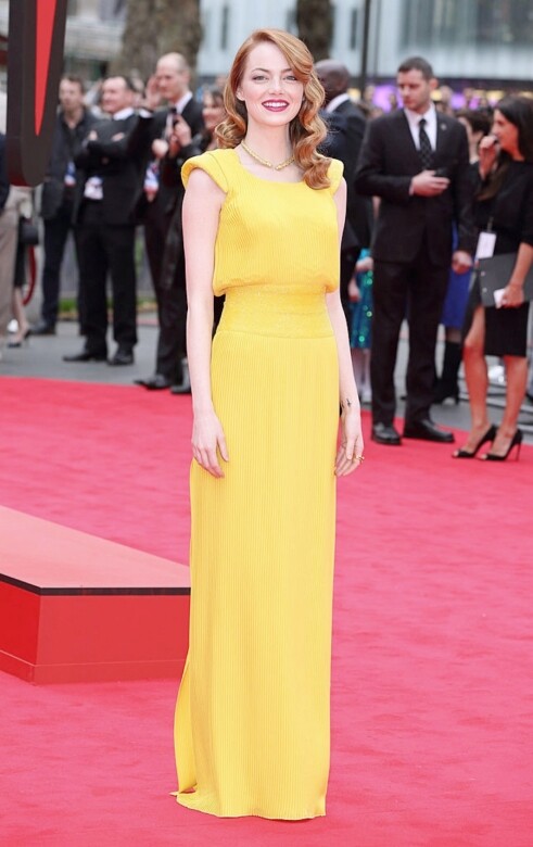 同樣是鮮黃色的晚裝裙，Emma Stone 2014年穿上Versace 長裙出席《蜘蛛俠2》英國倫敦全