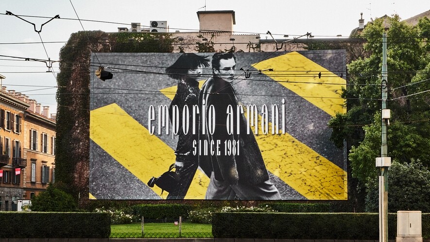 除米蘭Via Broletto的壁畫外，一系列廣告牌率先出現在城市重要位置，如Corso Garibaldi和