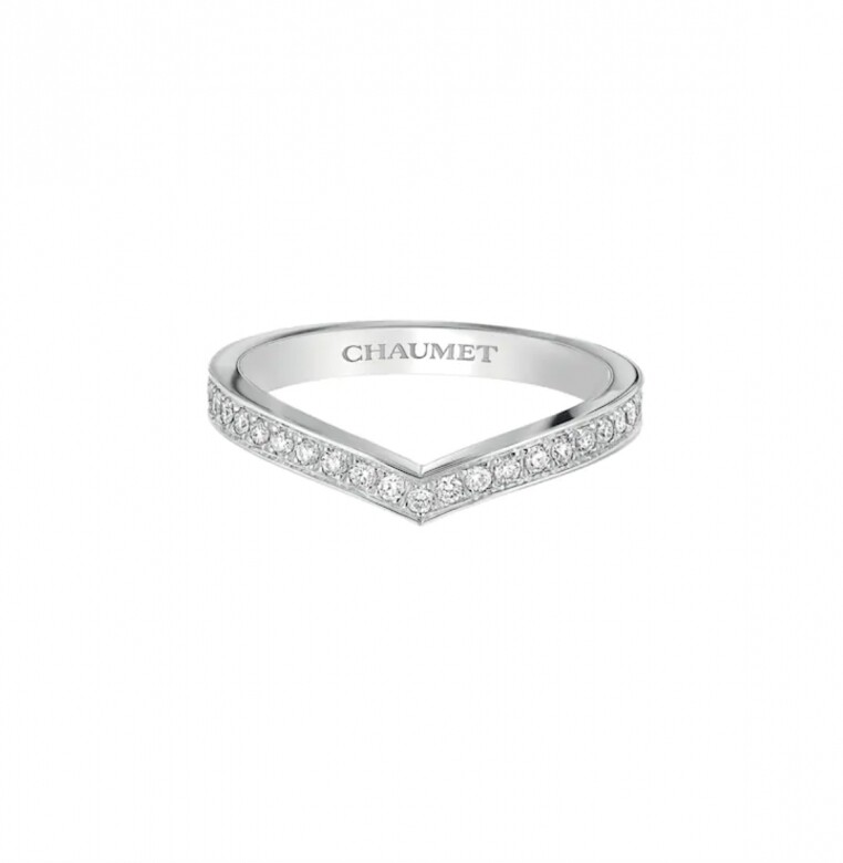Joséphine Aigrette婚戒線條優美，鑲滿上閃亮的鑽石，為這款簡約婚戒綴上高貴美感。
