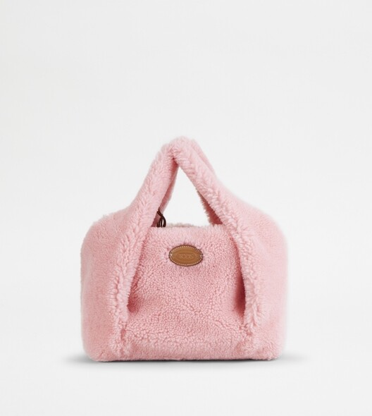 來自Tod's夢幻又少女風的粉紅色毛毛手袋，就像毛公仔一樣可愛！帶它出