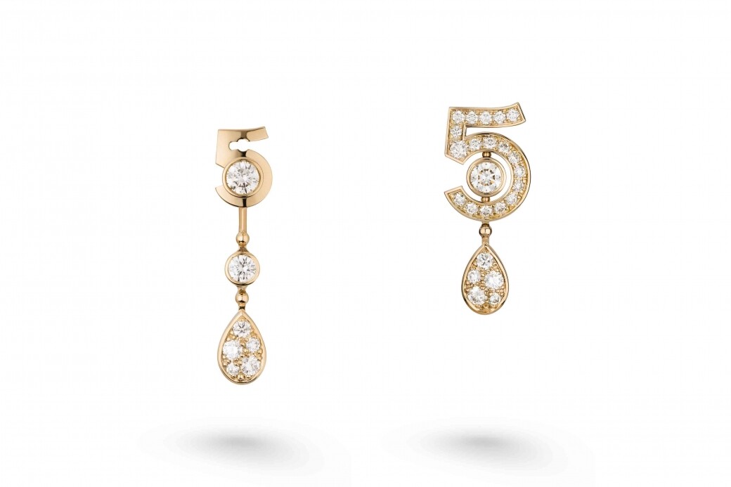 Chanel獨有的18K Beige米色金是品牌的熱賣設計，這款Eternal N°5耳環由18K米色