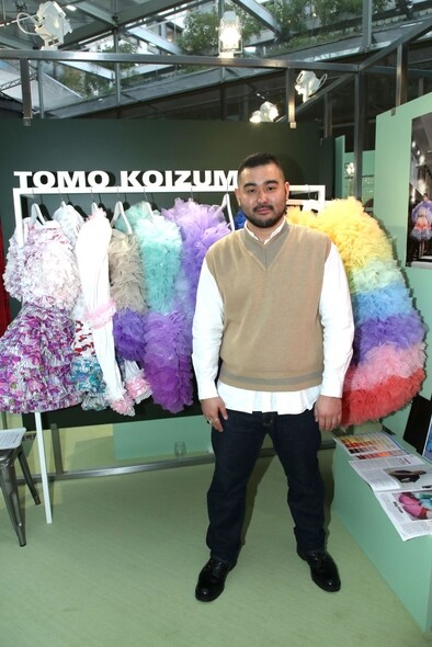 Tomo Koizumi的設計以薄紗層層堆疊出立體而豐盈的廓型，夢幻的粉色調子，營造