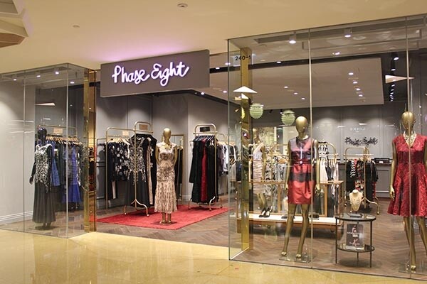 高級女裝品牌Phase Eight 於1979年在倫敦成立，在品牌總監 Judith Bremner 的引領下， Phase Eight 日