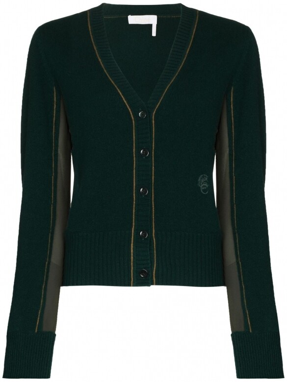 Chloé這款深綠色V領冷衫散發學院風格，繡上低調的圖案，配搭恤衫、喱士內