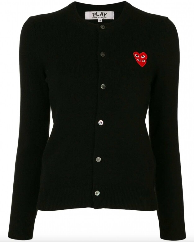 這件Comme Des Garçons Play招牌標誌冷衫以100%羊毛製成，黑色款式百搭又時尚，適合