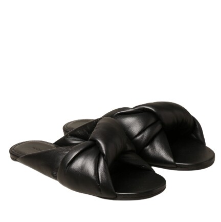 想要一雙質感爆棚、造型又可愛的拖鞋嗎？Balenciaga的Drapy拖鞋整雙使用黑色皮革