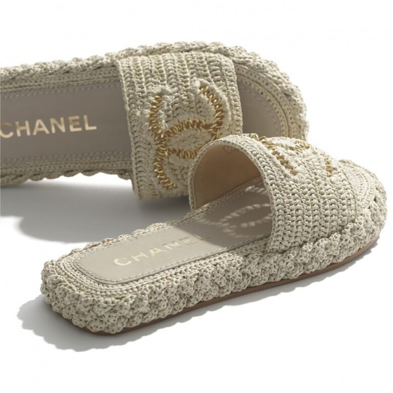 說到Chanel最經典的鞋履款式絕對少不了平底拖鞋，編織麻繩款式搭配雙C