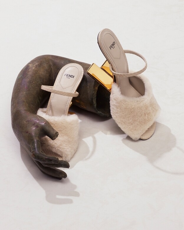 Fendi First鞋款系列的鞋跟「F」採用金屬設計，鞋身則挑選亮面皮革、蓬鬆羊絨到