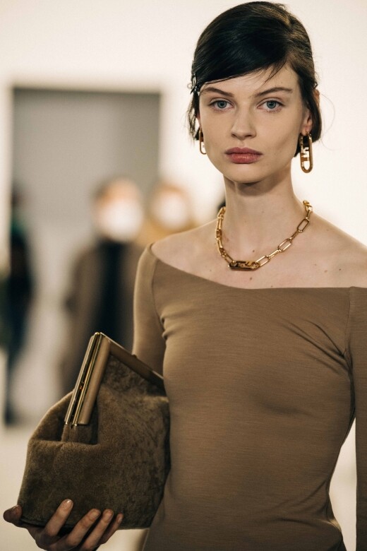 成衣以外，品牌珠寶創意總監Delfina Delettrez Fendi特別推出全新的FENDI O’Lock珠寶系列，帶