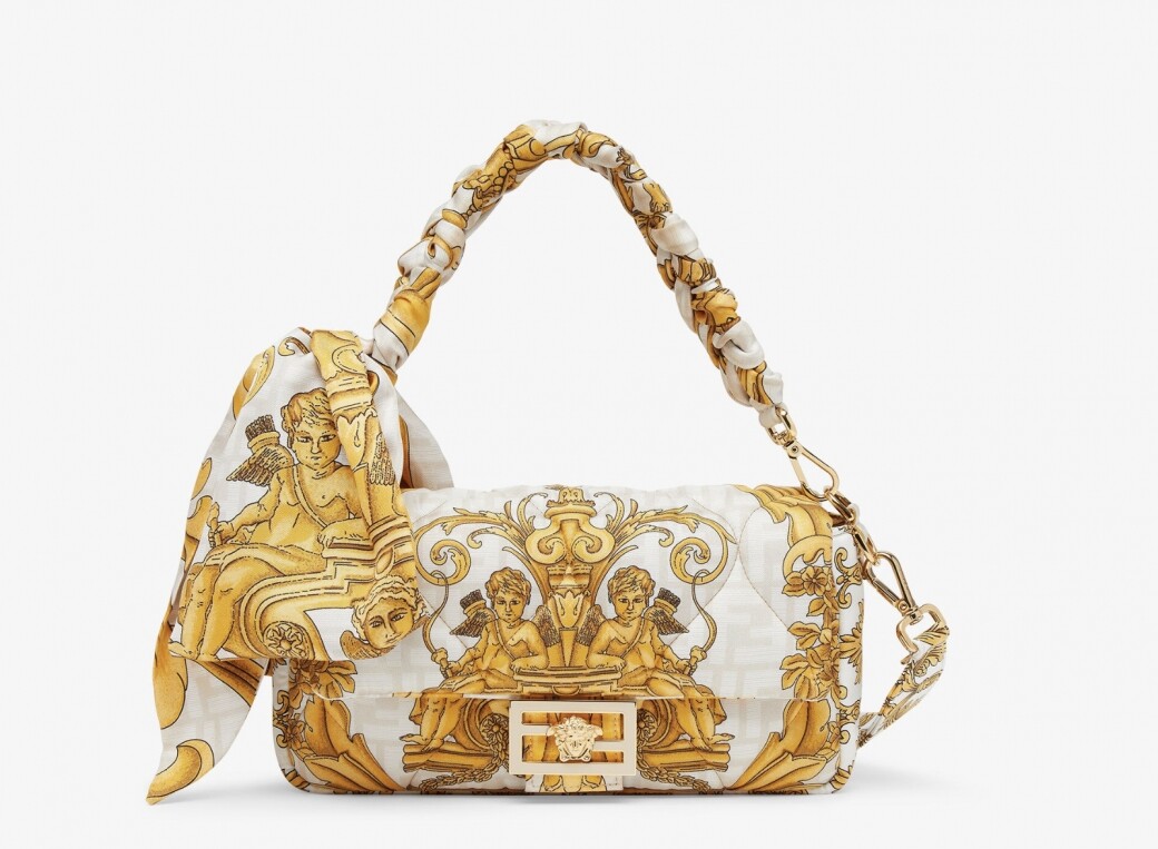 這款Baguette Bag保留原有的袋形，印上Versace黃色印花，材質選用柔滑的絲質。