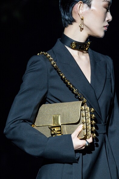 Fendi by Versace系列由Donatella Versace帶出更具爆炸力的龐克搖滾風，宣告滲透與顛覆才是